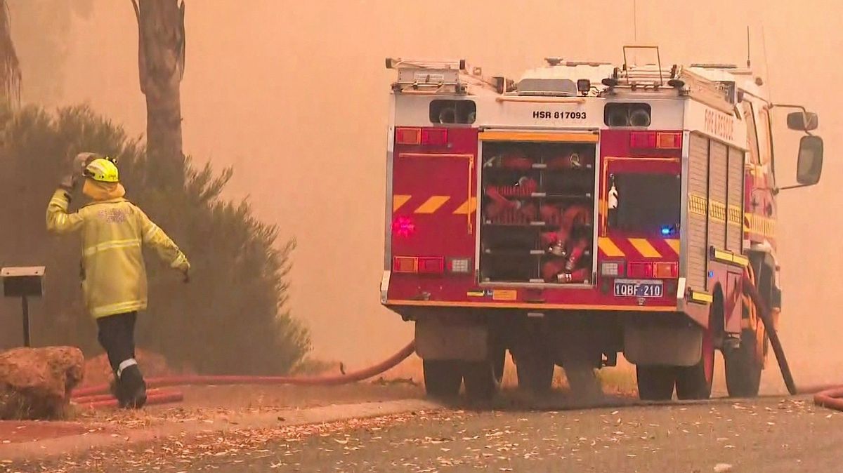 Táborníci v Austrálii dobíjeli mobily z autobaterie a způsobili požár na tisících hektarech půdy